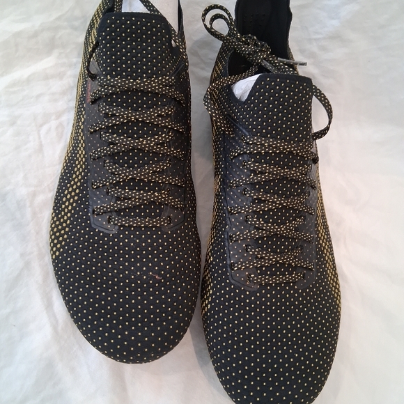 Umbro Black and Gold Athletic Soccer Shoes main image 6